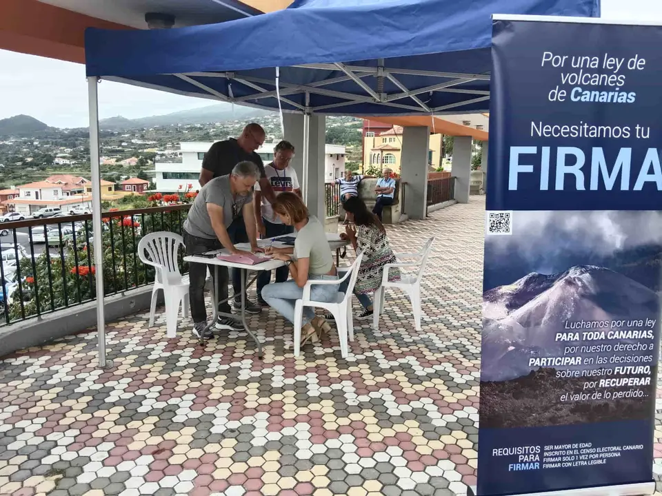 Recogida de firmas en Breña Alta, La Palma.