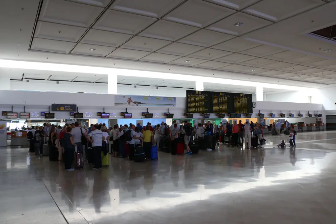 Mostradores de facturación del aeropuerto. Imagen de archivo.