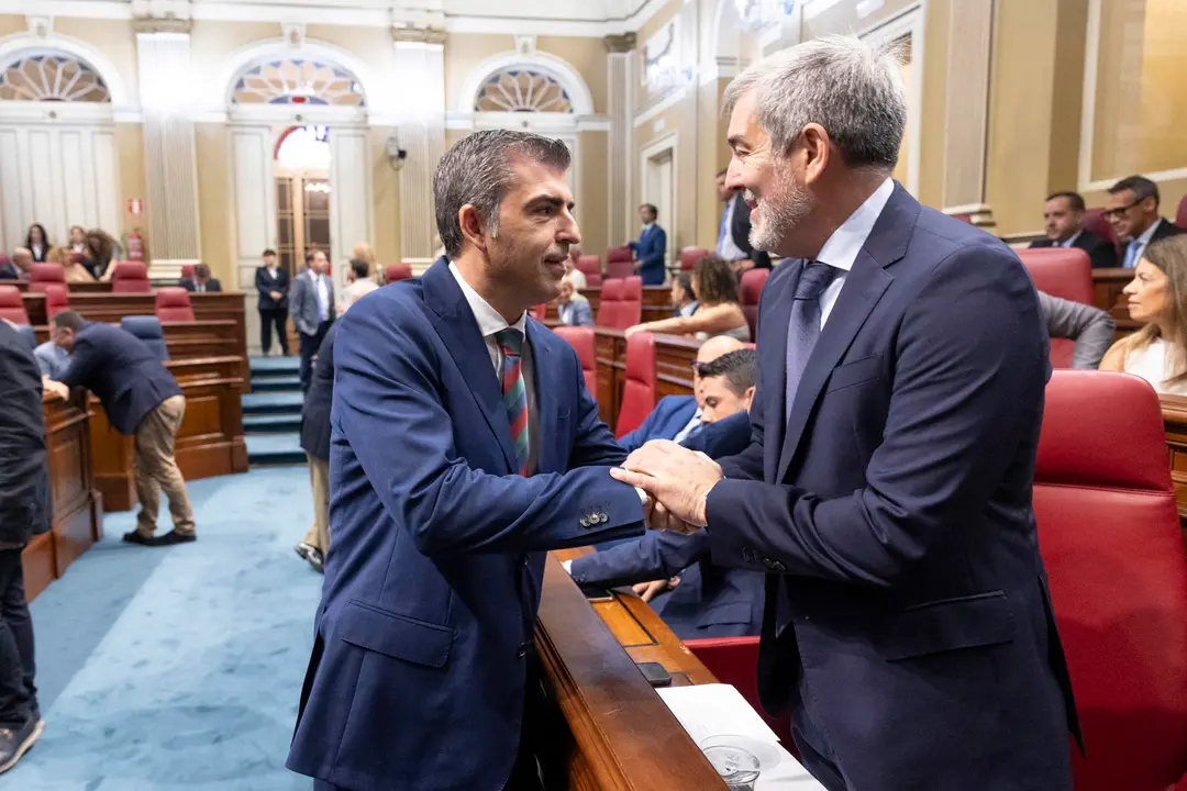 Fernando Clavijo se saluda con el presidente del PP en Canarias, Manuel Domínguez.