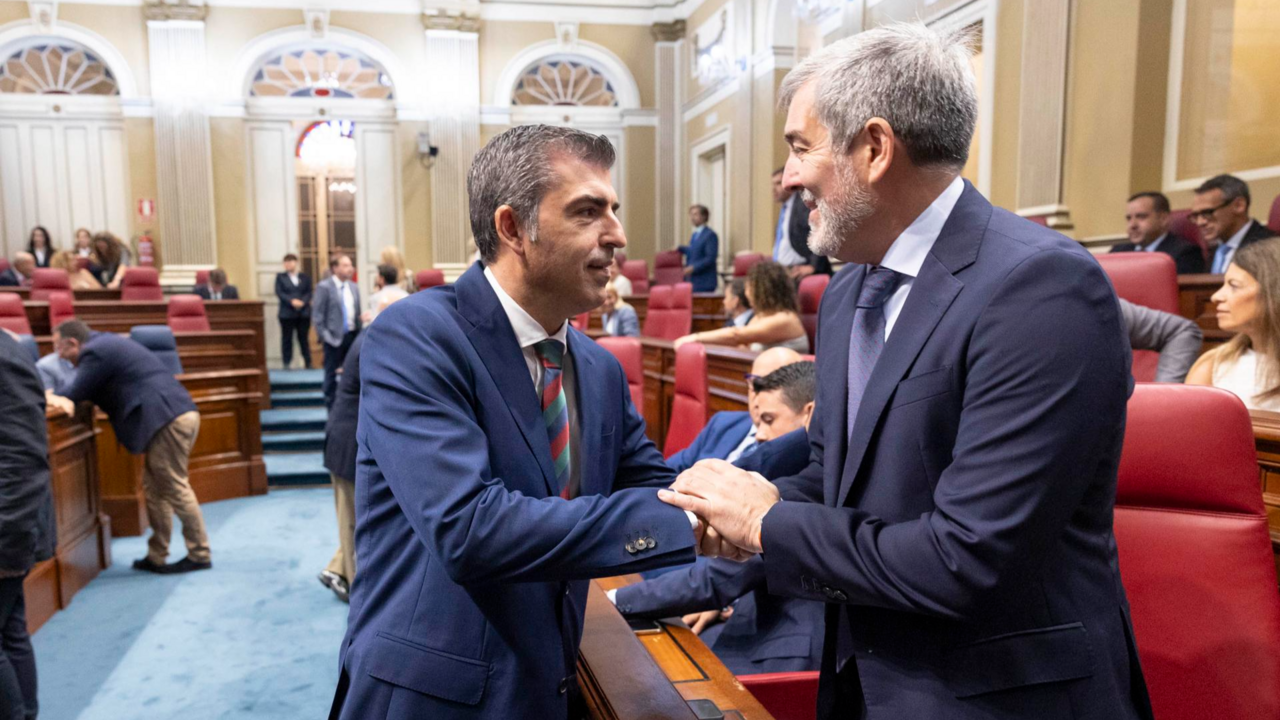 Fernando Clavijo se saluda con el presidente del PP en Canarias, Manuel Domínguez.