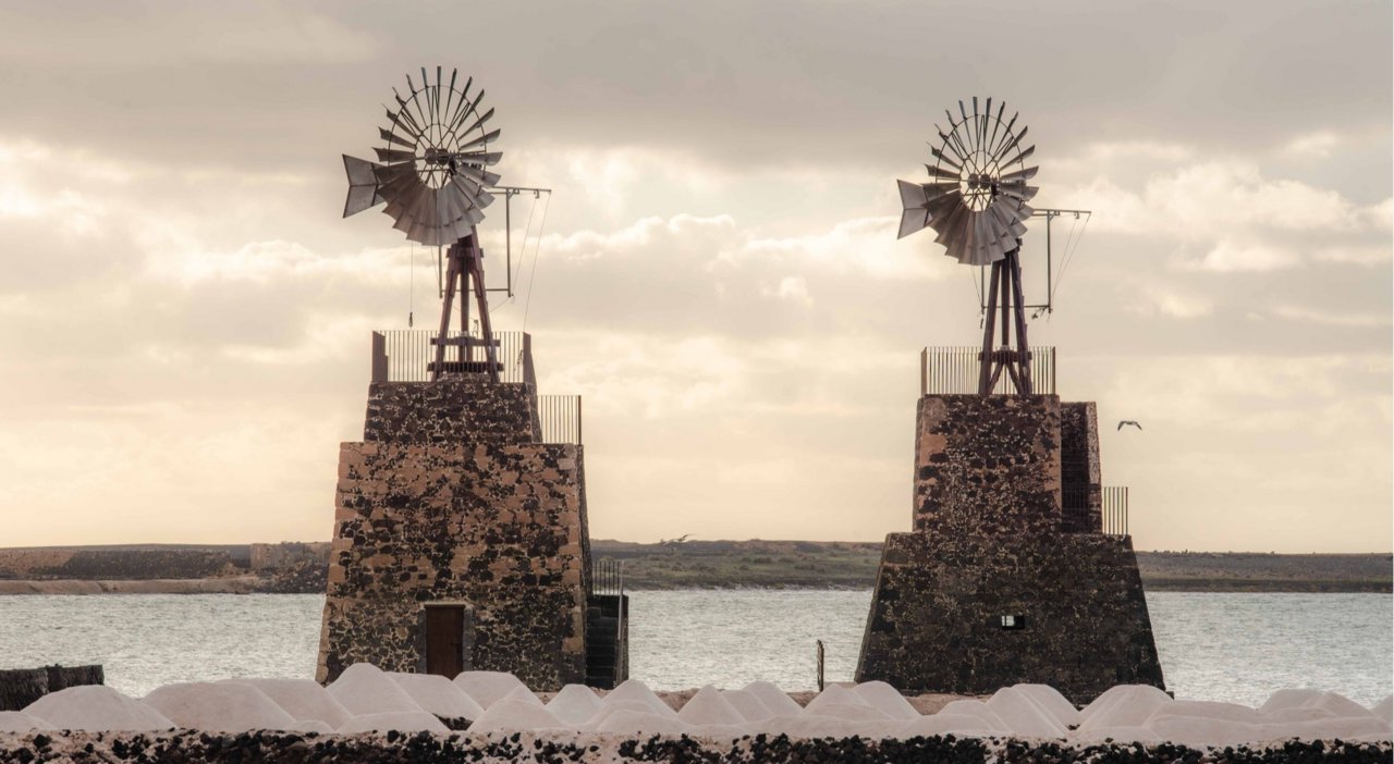 Molinos restaurados en las Salinas de Janubio.