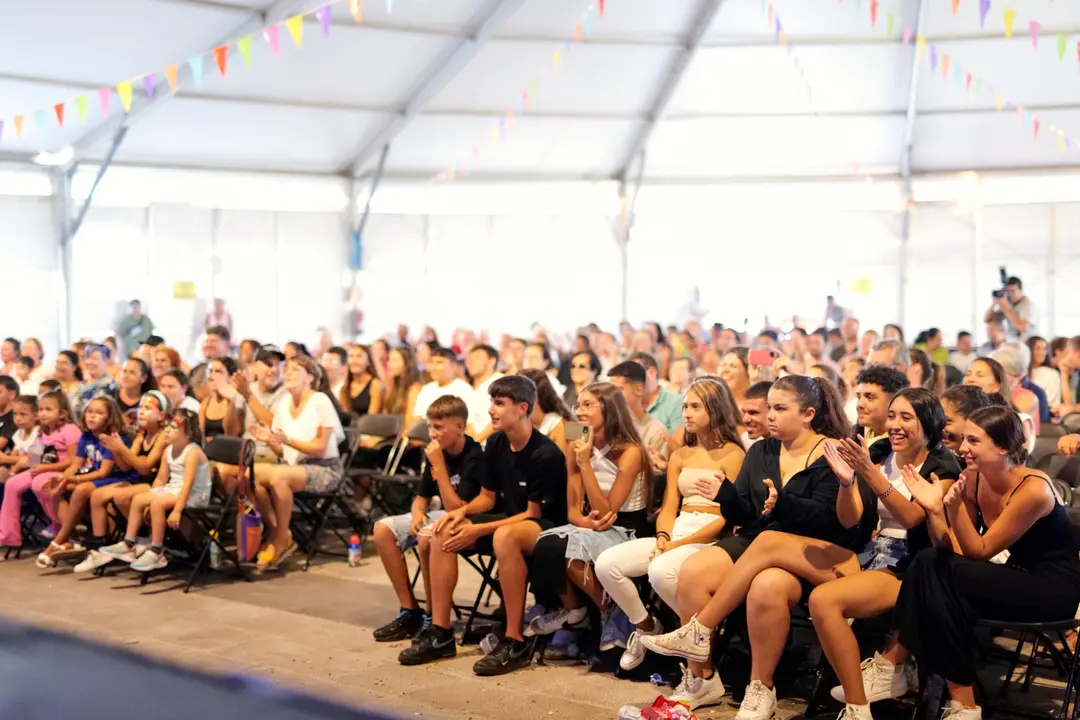 Público en el playback infantil de Teguise.