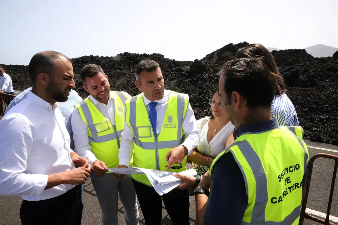 Visita del Cabildo al socavón de la carretera de Los Hervideros.