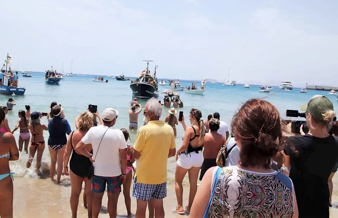 Procesión marítima en Playa Blanca.