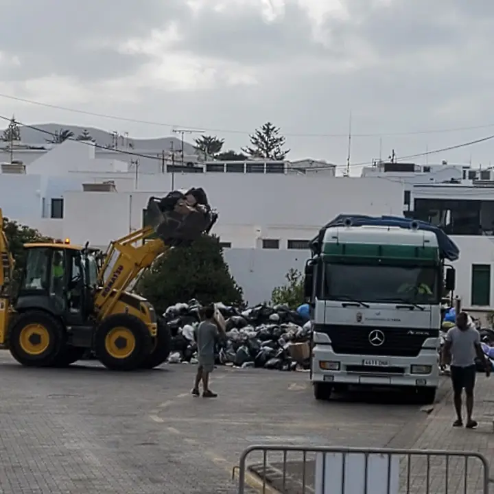 Recogida de basuras en Yaiza.