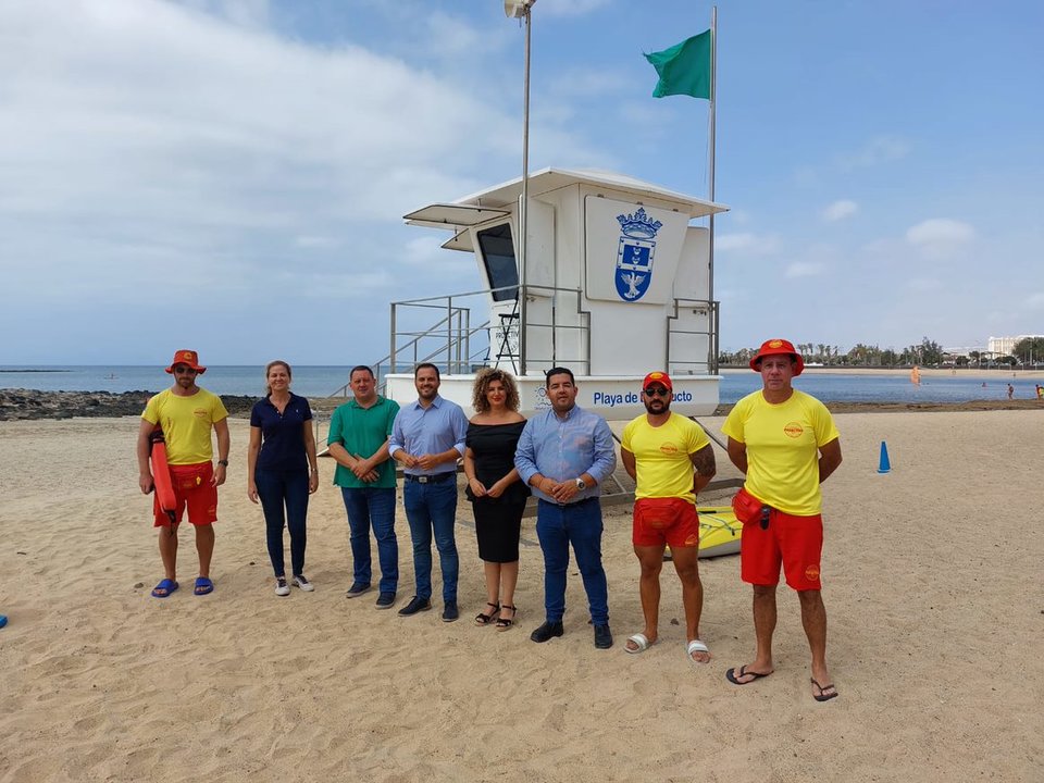 El alcalde de Arrecife, concejales y trabajadores de playas.