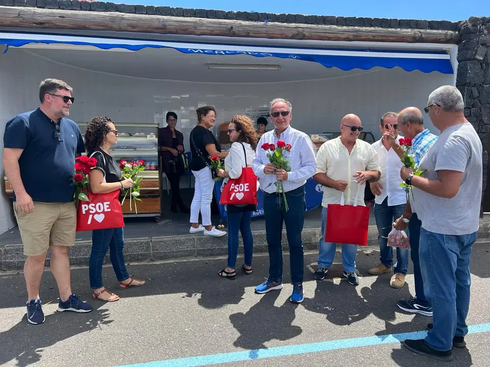 Manuel Fajardo Palarea en el mercadillo de Mancha Blanca.