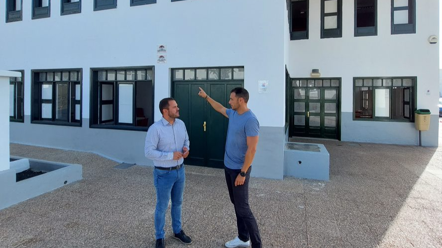 El alcalde de Arrecife y el concejal de Juventud en la Casa de la Cultura.