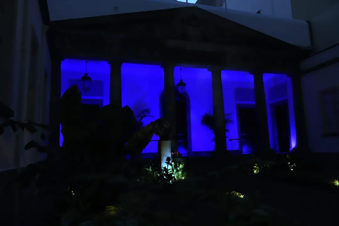 Fachada del Parlamento de Canarias iluminada.