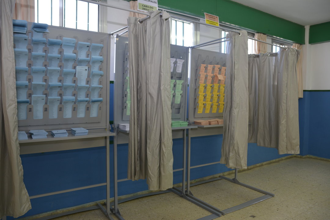 Cabina con papeletas en una sede electoral.