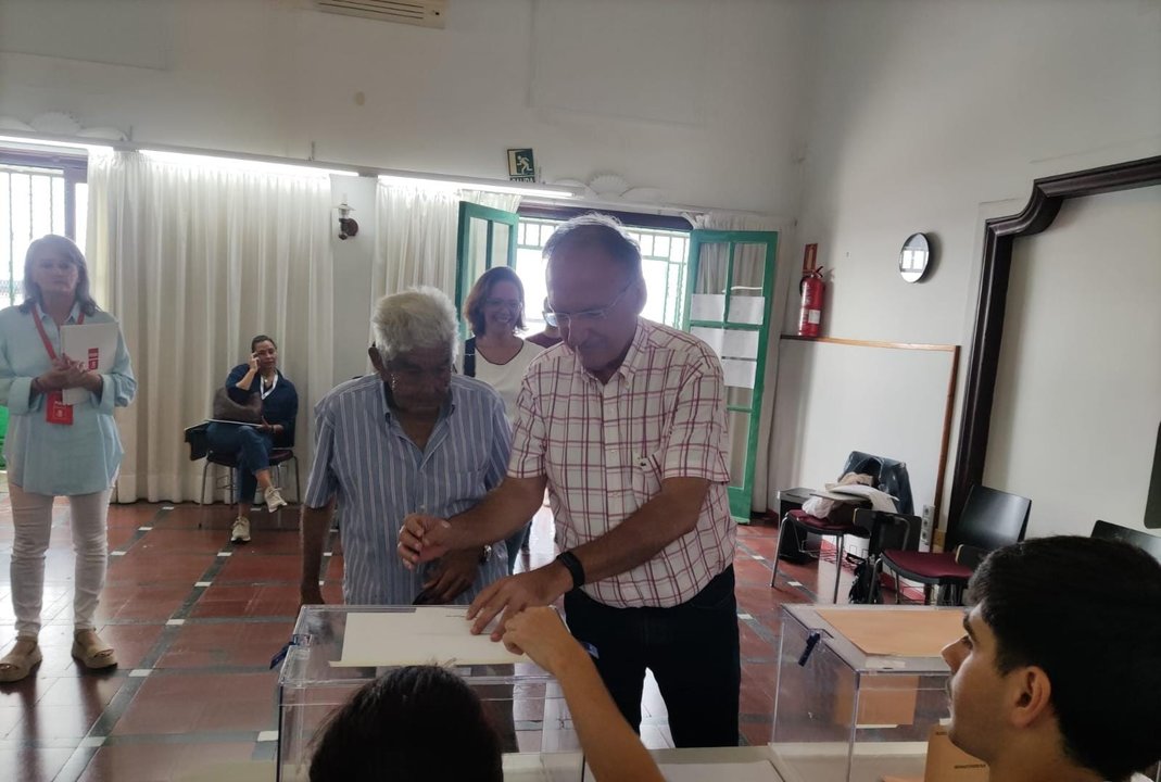 Manuel Fajardo Palarea votando