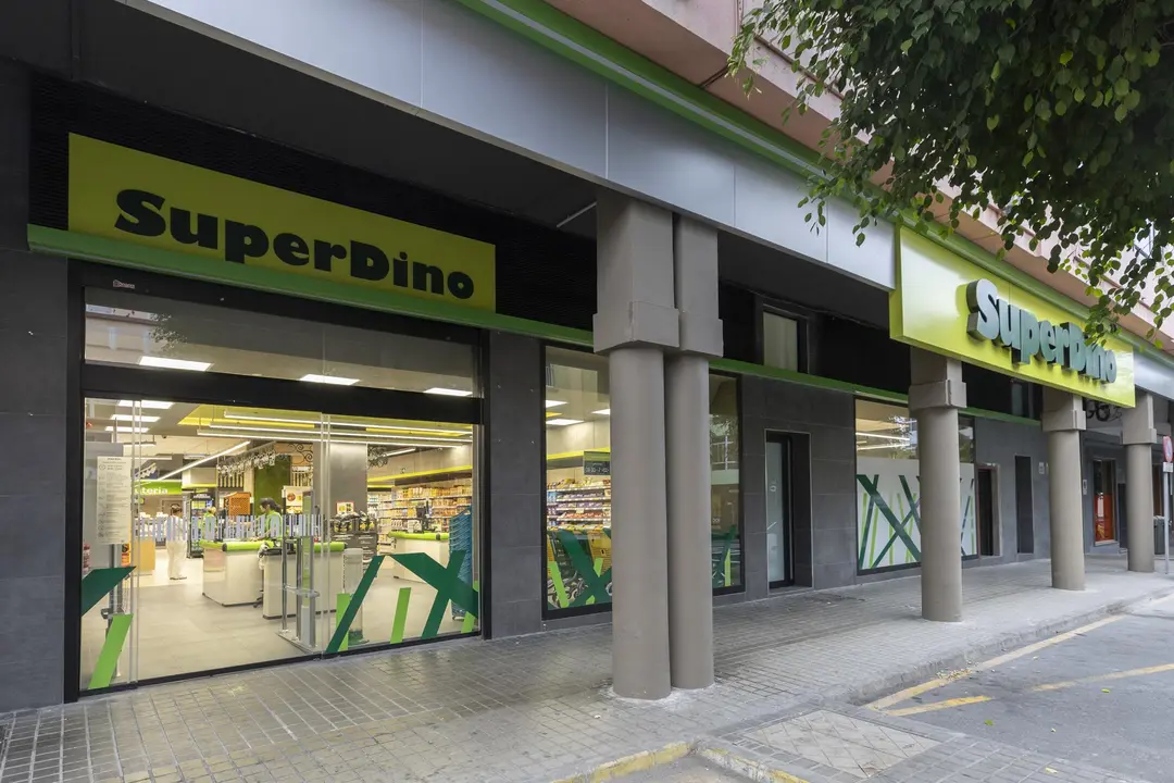 Fachada de la tienda SuperDino El Mirón.