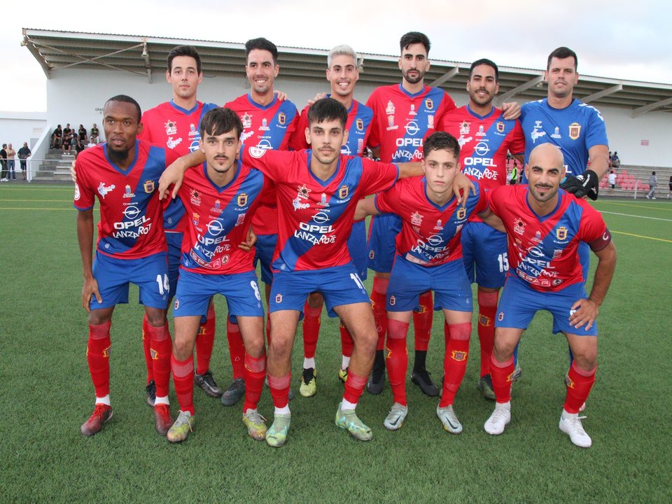 Formación de la UD Lanzarote en el primer partido de las fiestas del Carmen, en La Tiñosa.