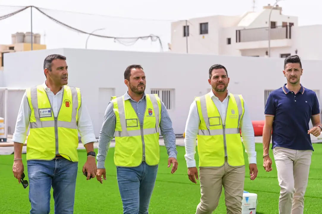 Visita de autoridades al Campo de Fútbol de Altavista.