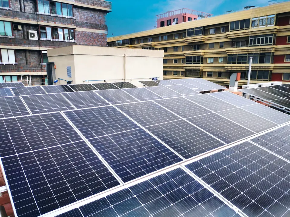 Instalación fotovoltaica en la tienda HiperDino Triana.