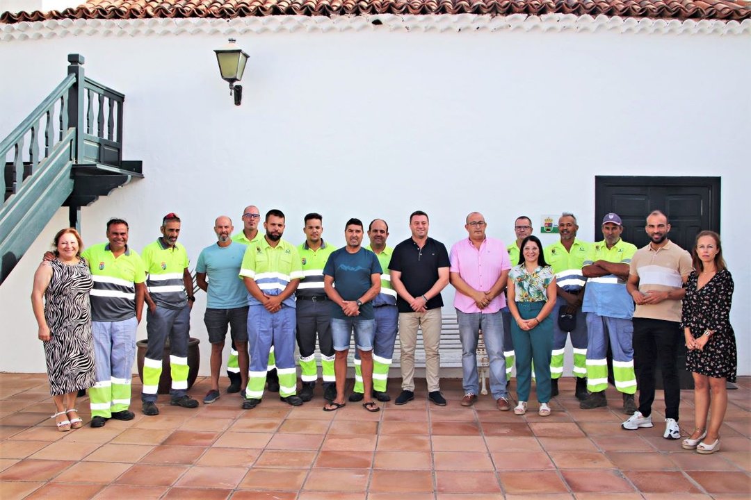 Trabajadores de Urbaser con el alcalde Óscar Noda y concejales de Yaiza.