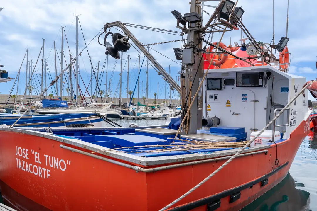 Uno de los barcos de pesca autorizados para llevar turistas a bordo.