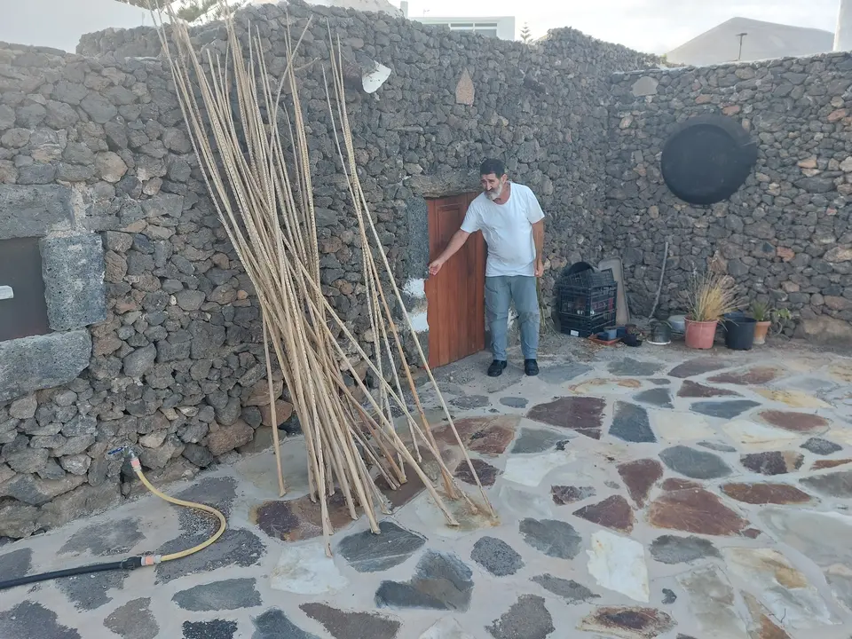 Julian en la puerta del taro.