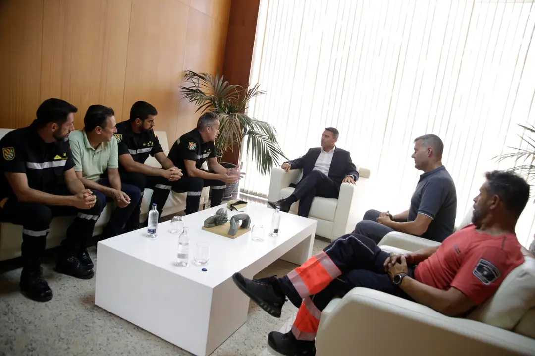 Recepción a miembros de la UME en el Cabildo.