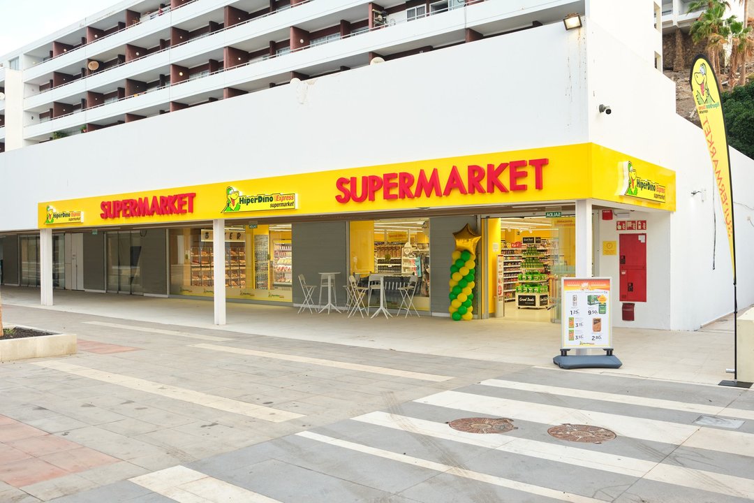 Fachada de la nueva tienda HiperDino Express El Saladar, Fuerteventura.