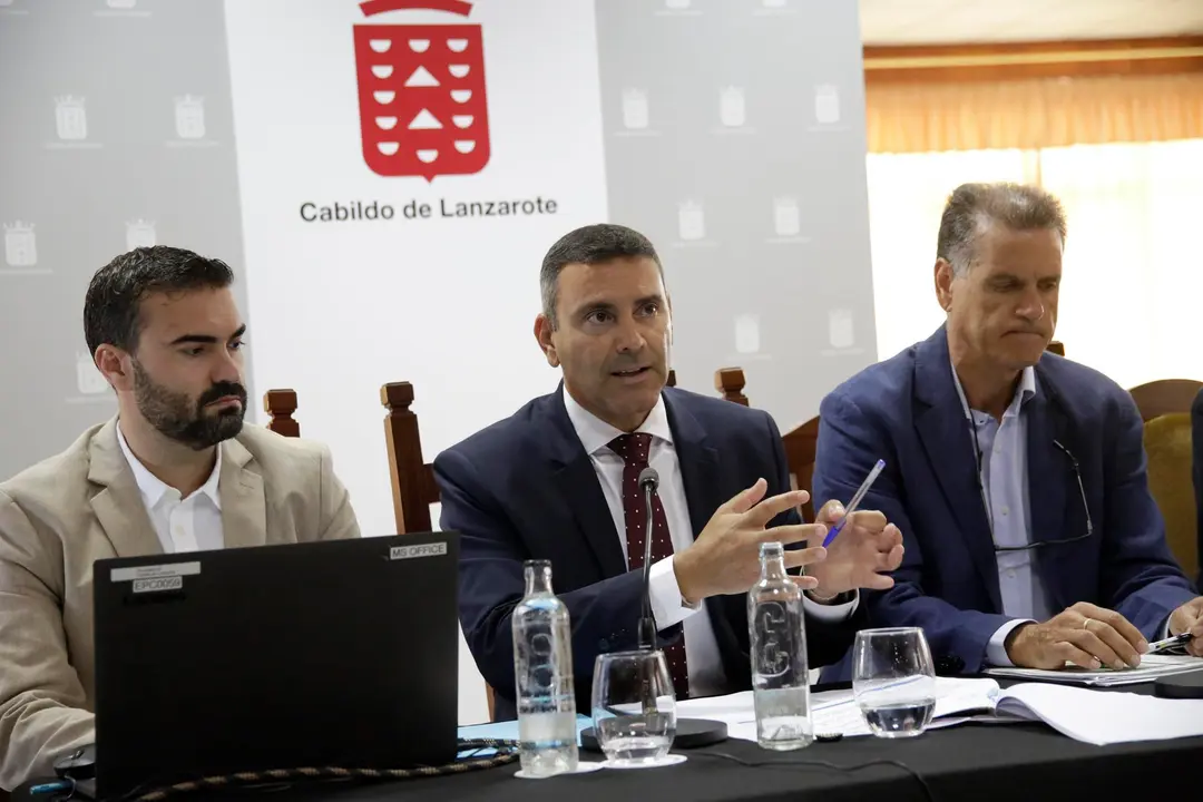 Oswaldo Betancort, en el centro, y Domingo Cejas, a la derecha.