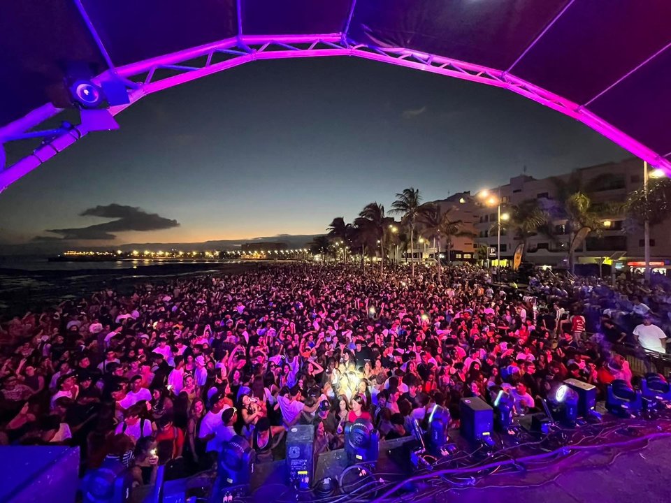 La playa de El Reducto se llenó con más de 10.,000 personas para disfrutar del Arrecife Summer Fest.