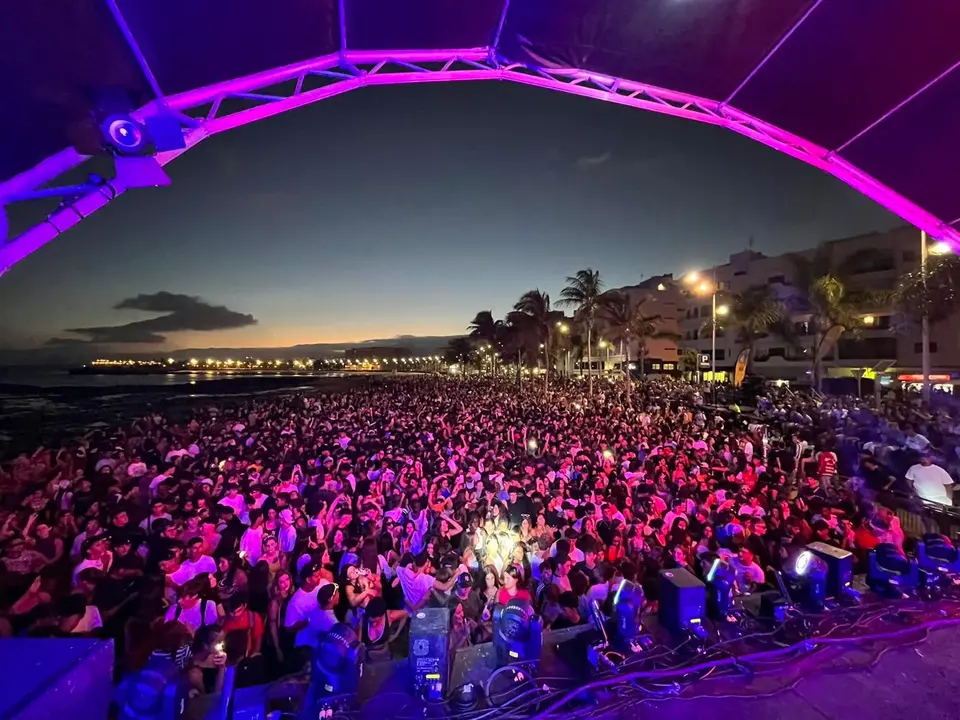 La playa de El Reducto se llenó con más de 10.,000 personas para disfrutar del Arrecife Summer Fest.