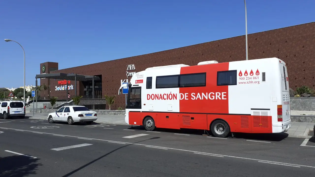 Unidad móvil del ICHH en Open Mall Lanzarote.