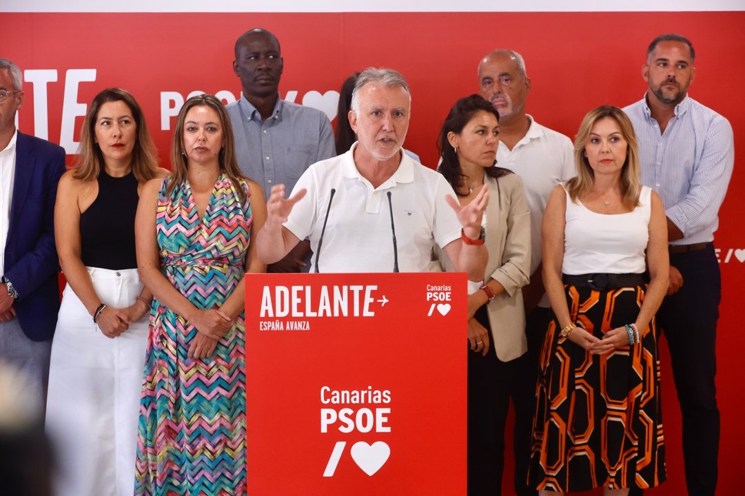 Ángel Víctor Torres y los diputados y senadores canarios electos por el PSOE.