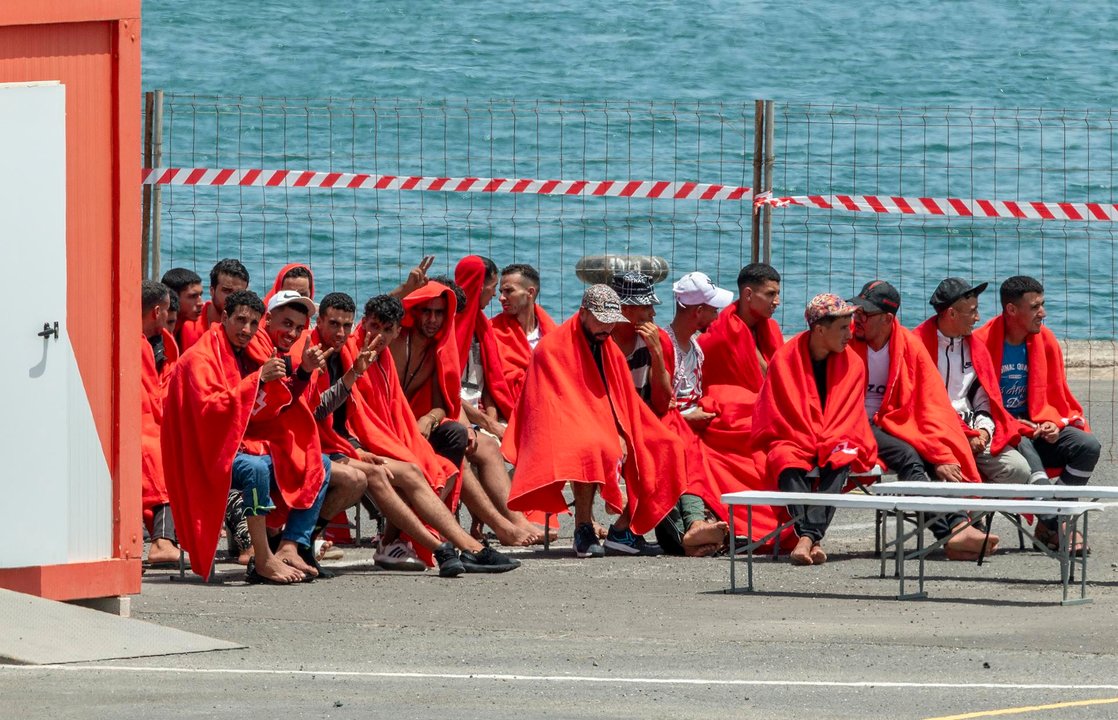 Personas migrantes atendidas en Puerto de Naos. Foto EFE.