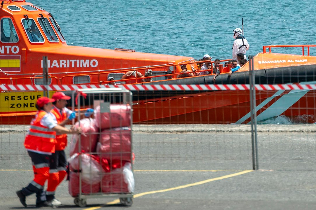 Personas migrantes atendidas en Puerto Naos. Foto EFE.