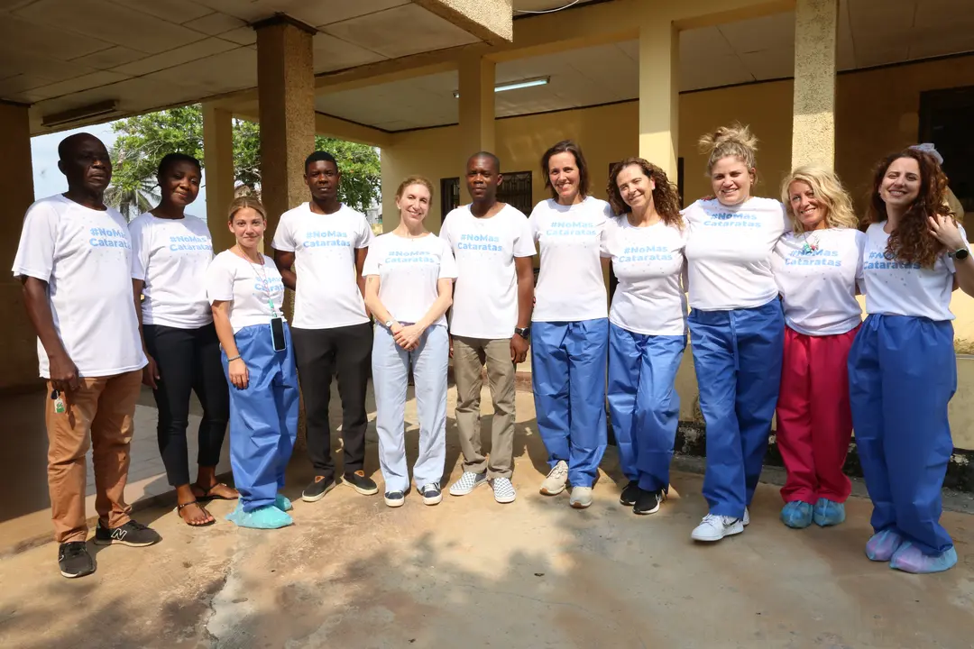 Equipo sanitario en misión NoMás Cataratas con pacientes atendidos.