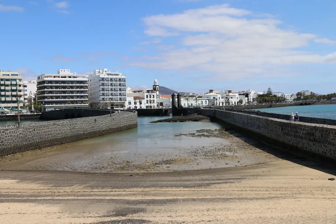 Marina de Arrecife a marea vacía.