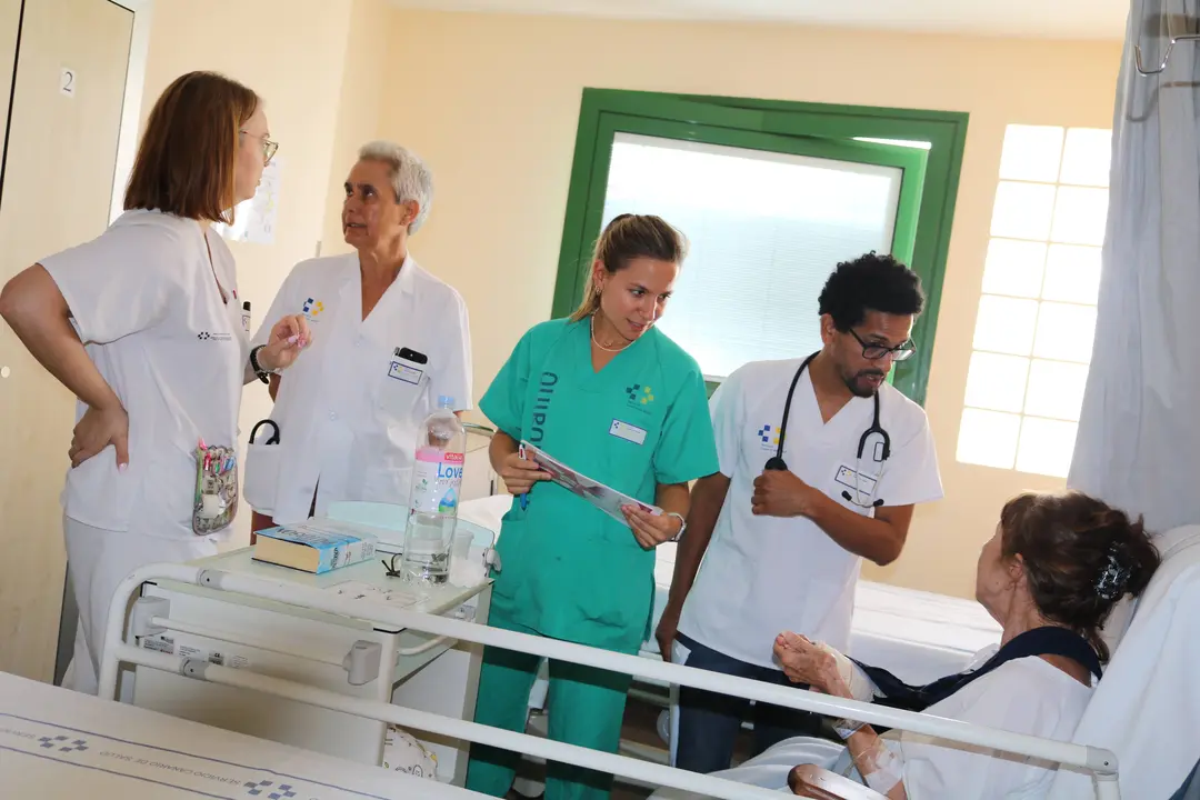 Profesionales sanitarios atendiendo a una paciente.