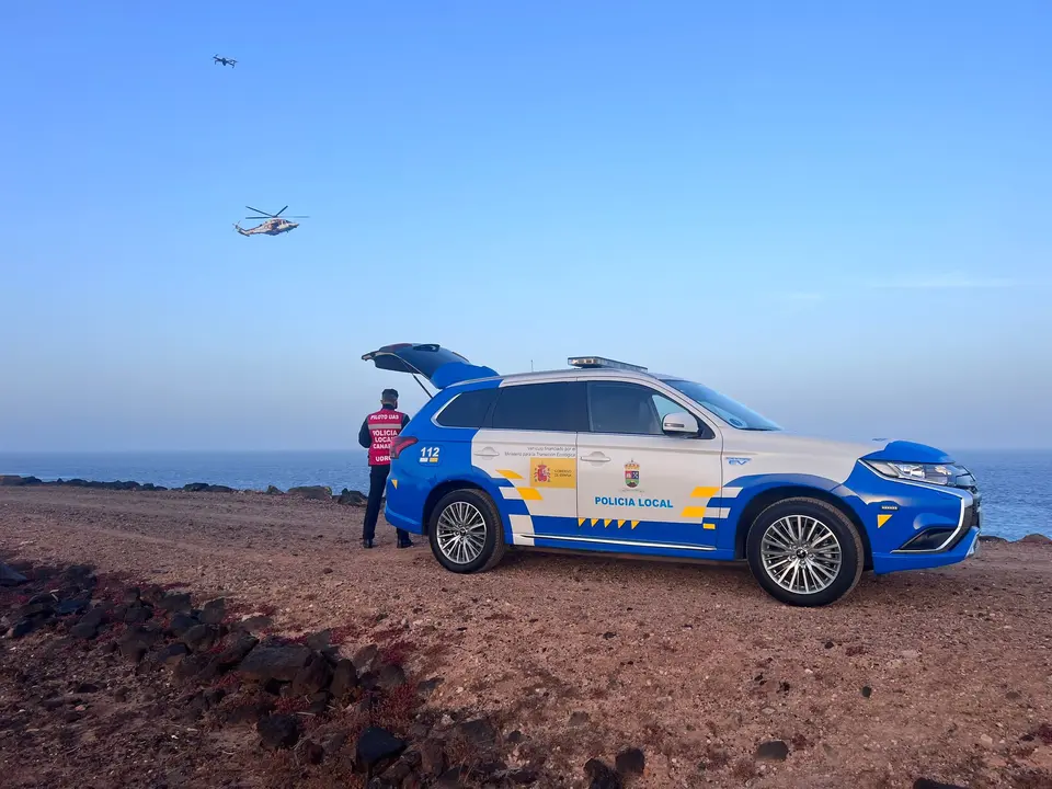 Policía Local Yaiza en un operativo de rescate de un pescador desaparecido.