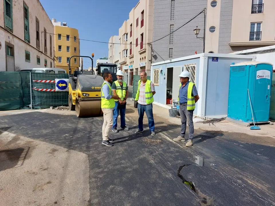 Obras del emisario submarino. El alcalde de Arrecife visita las obras en la zona de Valterra.