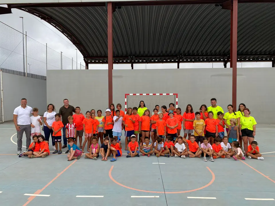 Parte del grupo con el alcalde y el concejal de Deportes.