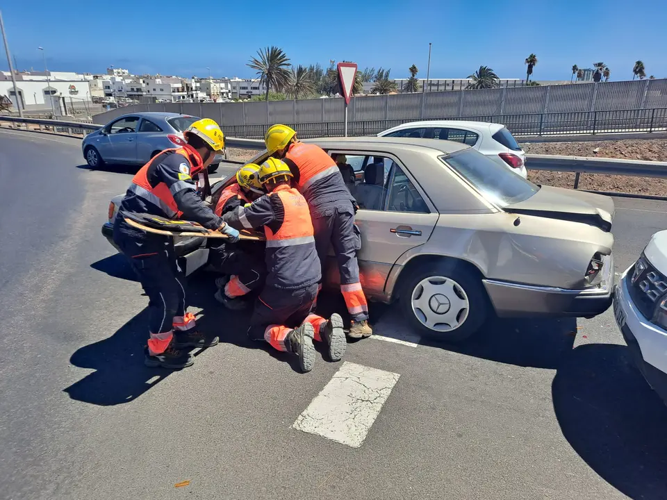 Bomberos durante la excarcelación.