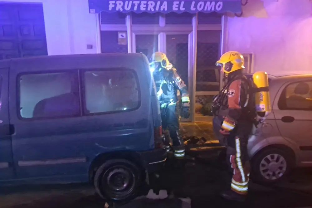 Los bomberos durante la actuación