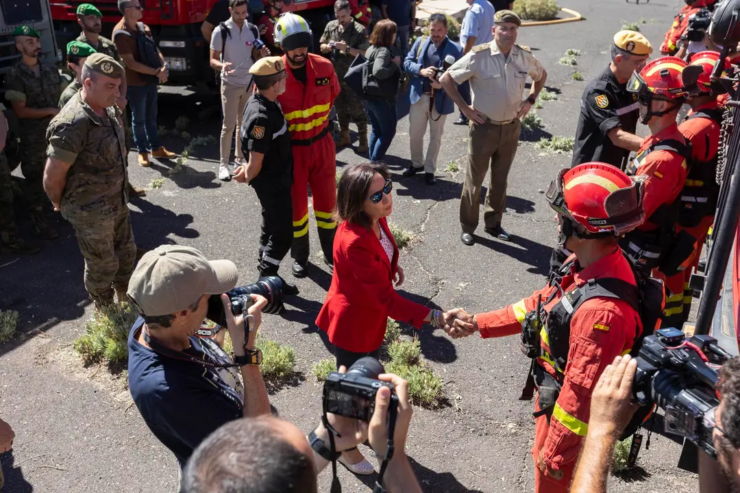 La ministra de Defensa con lso efectivos de la UME.