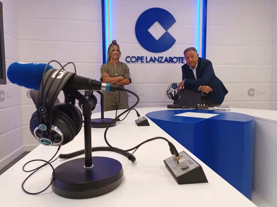 Los periodistas Jaime Puig y Paola Delgado, las voces de COPE Lanzarote.