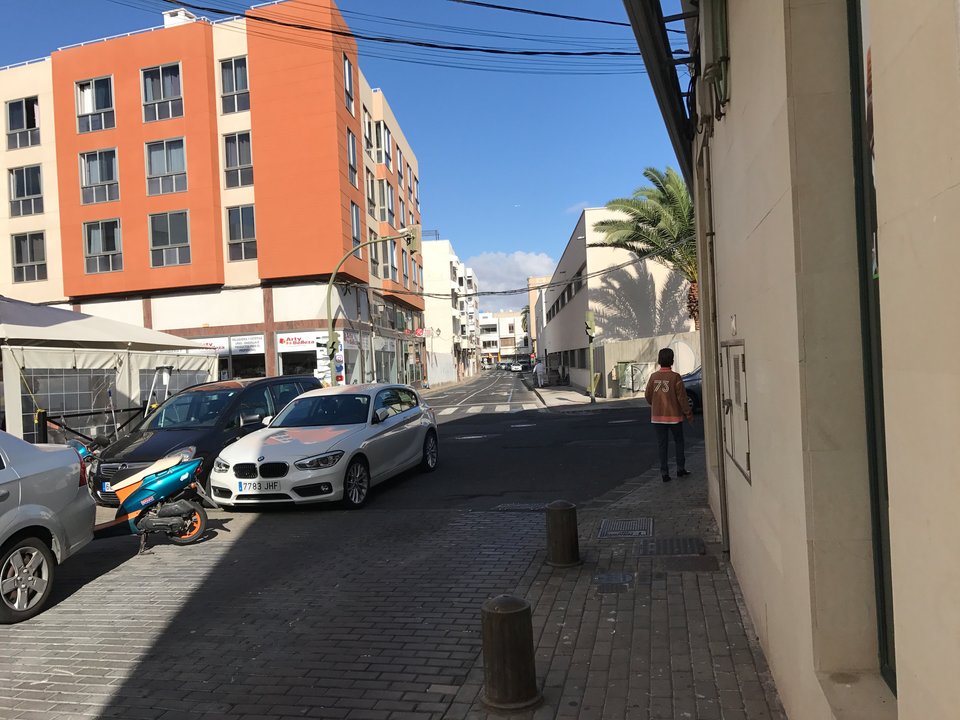 Calle Manolo Millares, desde una calle contigua.