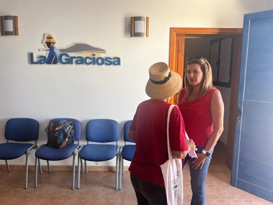 La consejera de Hacienda y Contratación en La Graciosa.