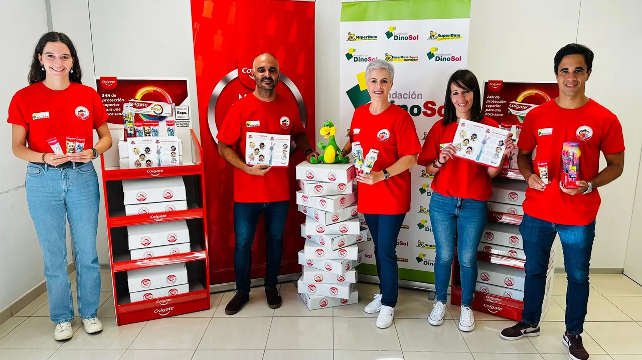 Inés Reinoso, de Colgate Palmolive; Francisco Cárdenes, de Colgate Palmolive; Virginia Ávila y Cynthia Delgado, de la Fundación DinoSol; y Santiago Marrero, de Colgate Palmolive.