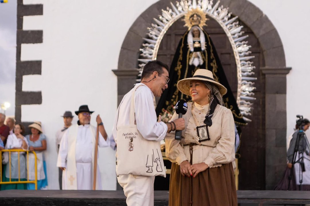 José Duarte entrevista a la presidenta del Parlamento de Canarias, Astrid Pérez, a las puertas de la ermita.