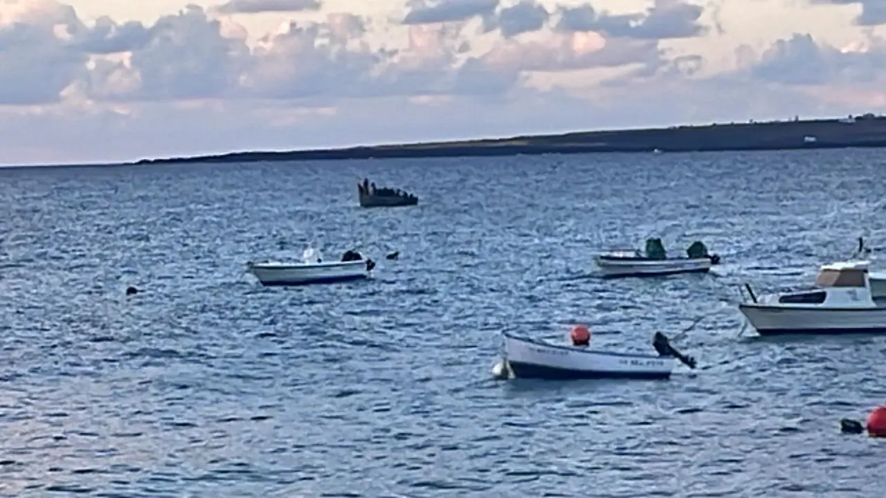 Llegada de la patera a Punta Mujeres.