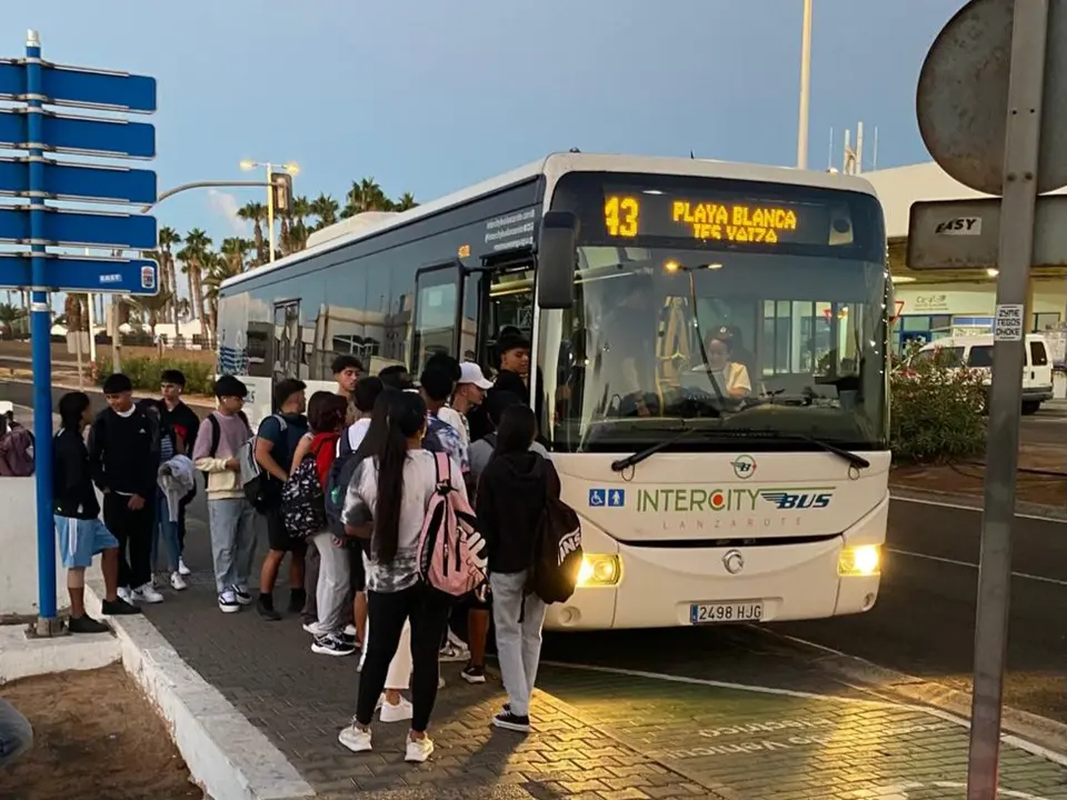 Jóvenes en la parada esta misma mañana.