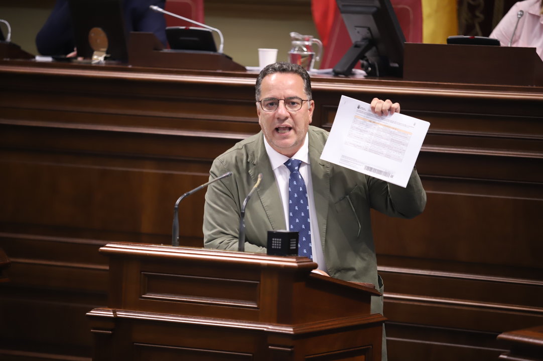 Poli Suárez en el Parlamento de Canarias.