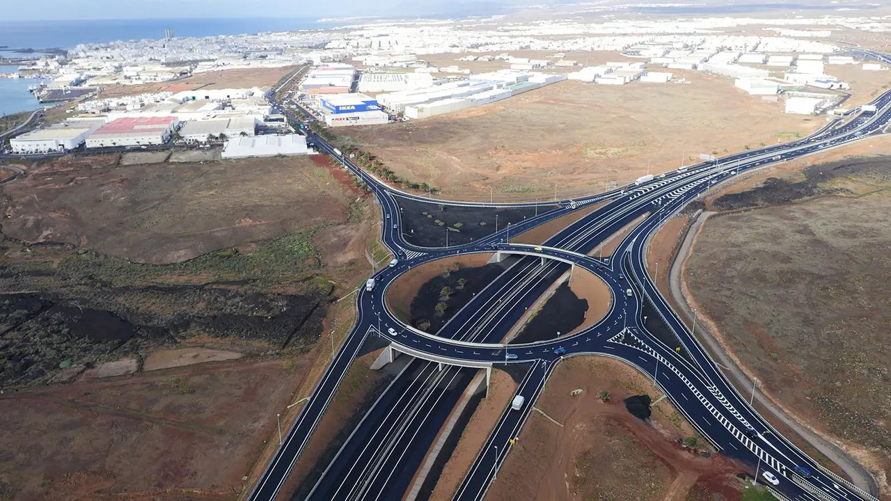 Nudo de Arrecife a Costa Teguise en la carretera de circunvalación.