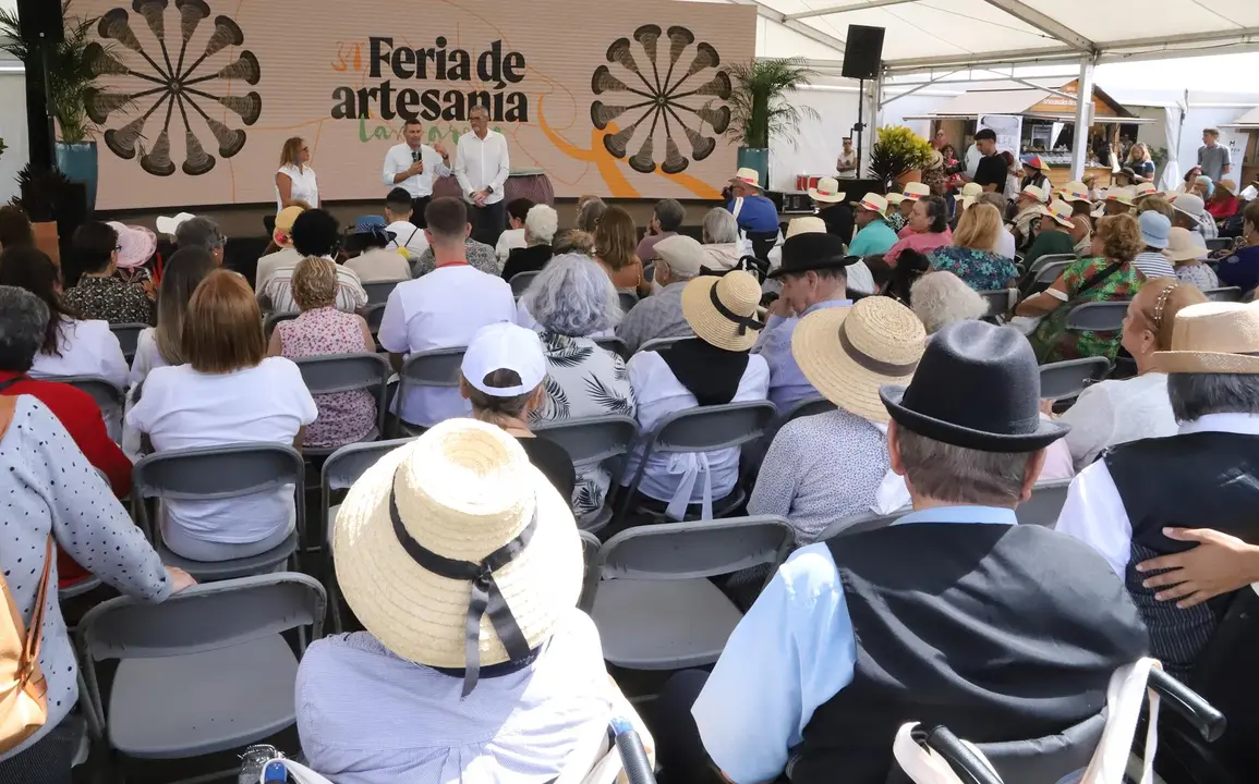 Visita de personas mayores dependientes a la Feria de Artesanía.